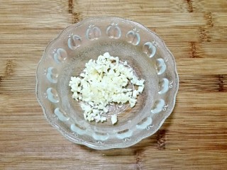 11、披红戴绿的蒜香红辣椒蒸黄鱼,去皮切成蒜粒