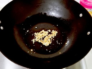 19、披红戴绿的蒜香红辣椒蒸黄鱼,煎到金黄色蒜香味出来，淋到鱼身上，撒葱花