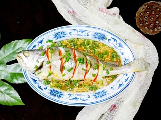 20、披红戴绿的蒜香红辣椒蒸黄鱼,鲜鲜哒！美美哒！????