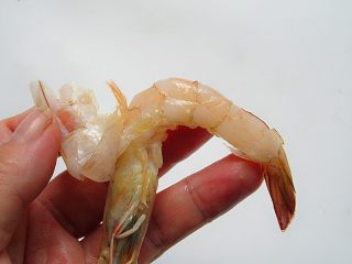 2、私家茄汁金丝虾串,虾剥去外壳尾巴留下，挑去虾线