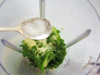 4、私家茄汁金丝虾串,将葱蒜姜青椒切成大块投入机筒，加少许盐一起用料理机打成泥