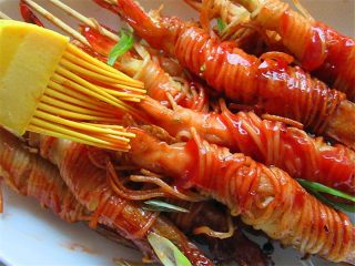 12、私家茄汁金丝虾串,炸好的虾串，可以用刷子刷上番茄酱也可以刷上烤肉酱或自制的酱汁