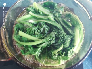 2、糙米薄皮菜团子,小白菜清洗干净，锅里水煮开，放入锅里焯水，捞出放凉水中投凉，然后攥干水分。小白菜要尽量把水分攥干，不然会出水。