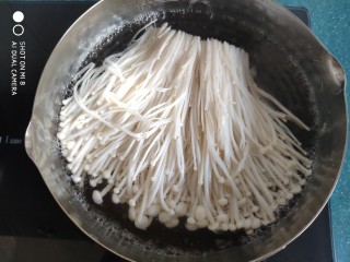 4、糙米薄皮菜团子,金针菇洗净切去根部，放锅里焯水，捞出放凉水中投凉，然后攥干水分。