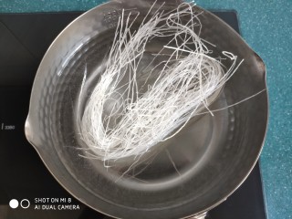 6、糙米薄皮菜团子,粉丝放入锅里煮软后捞出投凉。注意粉丝不要放太多，太多的粉丝后面不好攥成团。。
