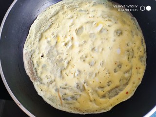 8、糙米薄皮菜团子,鸡蛋打散，用不粘锅摊成蛋饼。