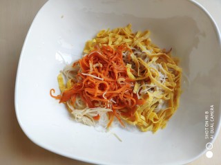 12、糙米薄皮菜团子,将粉丝、金针菇、蛋皮丝、胡萝卜丝放在一起。