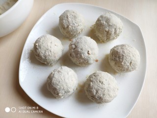 16、糙米薄皮菜团子,然后再一次往团子上喷水，再滚一次糙米粉。如此反复滚三次糙米粉，喷三次水。