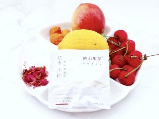 1、玫瑰水果小种红茶,首先备齐所有的食材。