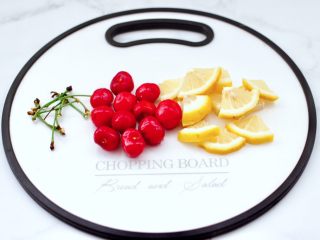 3、玫瑰水果小种红茶,樱桃洗净后去蒂，柠檬切成小片。