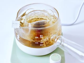 6、玫瑰水果小种红茶,大火煮沸后继续煮1分钟左右。