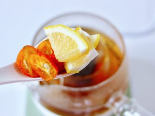 7、玫瑰水果小种红茶,加入金桔和柠檬片。