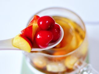 8、玫瑰水果小种红茶,再加入樱桃和油桃块。
