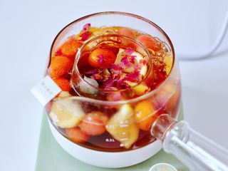 13、玫瑰水果小种红茶,大火煮沸后即可断电关火。