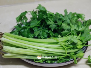 6、西芹猪肉饺子,西芹洗净，去根