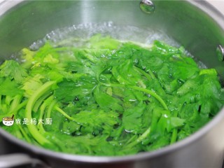 7、西芹猪肉饺子,用开水焯一下