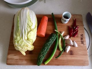 1、吉祥蔬菜三宝➕炝拌三彩白菜丝,食材合照：大白菜芯或者娃娃菜都可以，取适量叶片，胡萝卜一小节，黄瓜半根，小葱一根，蒜四瓣，干辣椒五根，大红袍花椒适量