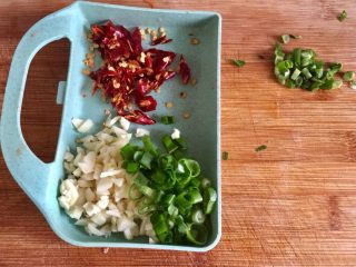 8、吉祥蔬菜三宝➕炝拌三彩白菜丝,小葱分葱白葱绿，分别切末，蒜切末，干辣椒剪成细丝备用