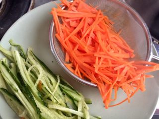 14、吉祥蔬菜三宝➕炝拌三彩白菜丝,胡萝卜捞出备用