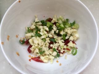 15、吉祥蔬菜三宝➕炝拌三彩白菜丝,来准备下调味料。蒜蓉葱末干辣椒放入一小碗中