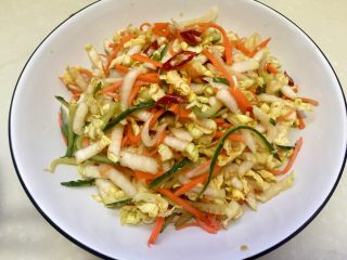 30、吉祥蔬菜三宝➕炝拌三彩白菜丝,把拌好的蔬菜装盘