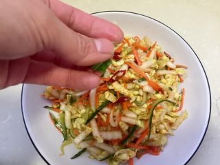 31、吉祥蔬菜三宝➕炝拌三彩白菜丝,撒上点葱绿末点缀即可