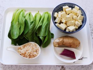 1、虾皮翡翠白玉羹,备齐所有的食材,豆腐洗净切小丁。