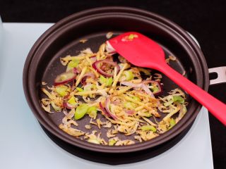 5、虾皮翡翠白玉羹,再加入葱姜丝爆香。