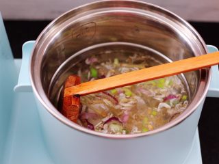 6、虾皮翡翠白玉羹,汤锅里加入适量的清水,把爆炒过的虾皮和葱姜倒入锅中。