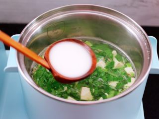 10、虾皮翡翠白玉羹,大火煮沸后,倒入提前用清水化开的淀粉勾芡。