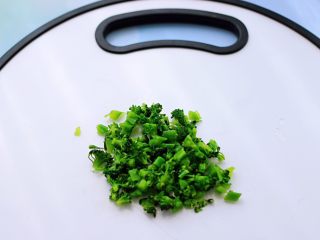 10、藜麦海苔五彩米饭团,焯好的西兰花，沥干水分后，用刀切成碎末备用。