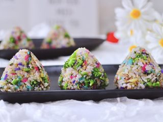 16、藜麦海苔五彩米饭团,颜值担当又营养丰富，好吃到停不下来。