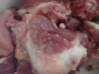 1、大骨头山药汤,筒子骨清洗干净备用