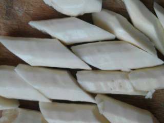 2、大骨头山药汤,山药去皮 洗干净 切滾刀块 备用