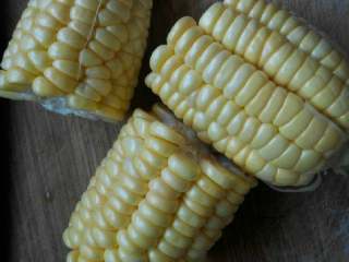 3、大骨头山药汤,玉米切块