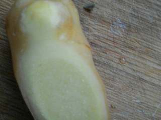 4、大骨头山药汤,生姜切片