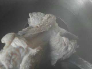 5、大骨头山药汤,干净的锅里倒入适量的清水，放入两片生姜，料酒，大骨头，倒入一滴醋，水烧开后撇清泡沫， 中火煮15分钟