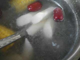 6、大骨头山药汤,倒入提前切好的山药，玉米， 红枣，小火慢炖40分钟，