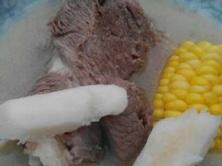 7、大骨头山药汤,看看40分钟后汤都白了，哈哈哈，出锅前放点盐即可出锅食用啦，我喜欢原汁原味的味道  所以熬汤的时候不喜欢放味精  ，^_^