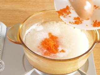 7、宝宝蔬菜粥8m+宝宝辅食,把切好的胡萝卜碎和西兰花碎，倒入锅中，搅拌均匀~