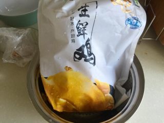 1、冬日进补系列➕当归黄芪枸杞鲜鸡汤,小土鸡一只,这个土鸡很不错哦