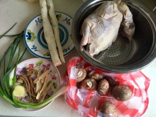 2、冬日进补系列➕当归黄芪枸杞鲜鸡汤,食材合照:小土鸡一只,铁棍山药一根(因为有沙土太脏所以削皮后才拍照)小葱两三根,姜一大块,当归两头,黄芪八片,花菇七颗,用干香菇更香,家里用完了就用的鲜花菇