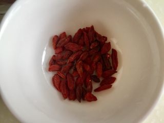 3、冬日进补系列➕当归黄芪枸杞鲜鸡汤,枸杞一小把,忘记拍进去了,清洗一下