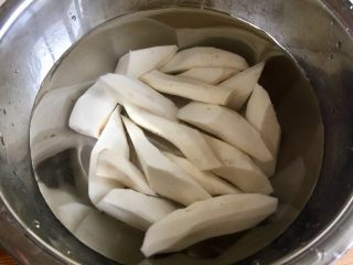 4、冬日进补系列➕当归黄芪枸杞鲜鸡汤,山药切块泡在清水中