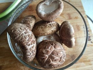 5、冬日进补系列➕当归黄芪枸杞鲜鸡汤,花菇摘去蒂