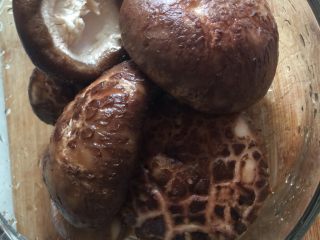 6、冬日进补系列➕当归黄芪枸杞鲜鸡汤,清洗备用