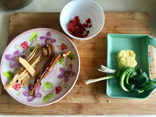 9、冬日进补系列➕当归黄芪枸杞鲜鸡汤,黄芪当归清洗下,小葱绑成葱结姜拍一下备用