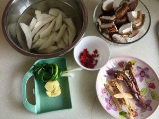 10、冬日进补系列➕当归黄芪枸杞鲜鸡汤,全部配料食材准备好