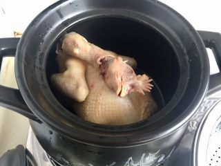 13、冬日进补系列➕当归黄芪枸杞鲜鸡汤,取一个小口大肚的深砂锅,放入鸡,我觉得还是用砂锅慢炖的汤比高压锅压的更香