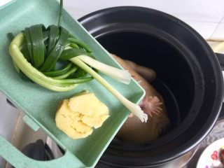 14、冬日进补系列➕当归黄芪枸杞鲜鸡汤,放入葱结,姜